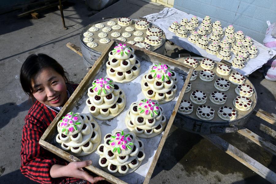 Villagers make flowery cakes to embrace Spring Festival