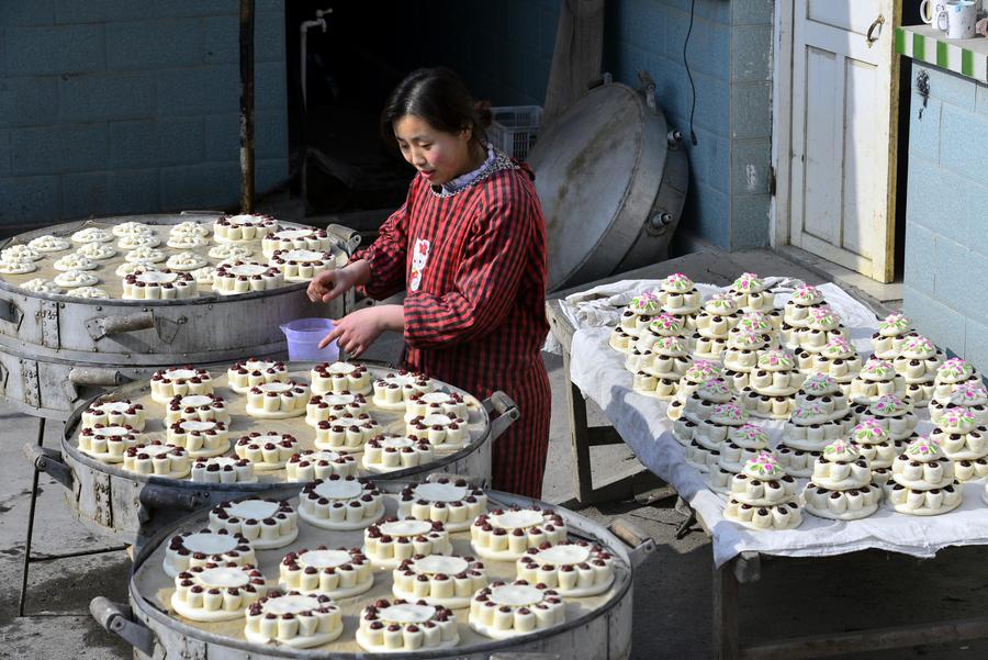 Villagers make flowery cakes to embrace Spring Festival