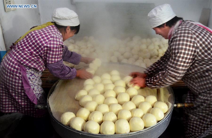 Villagers make traditional food for coming Spring Festival in E China