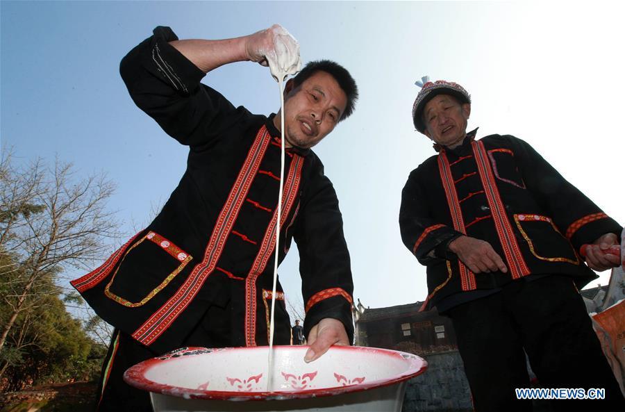 Villagers in SW China make sweet potato vermicelli for lunar New Year