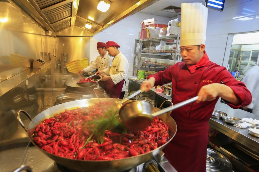 Int'l crayfish festival held in Xuyi, China's Jiangsu