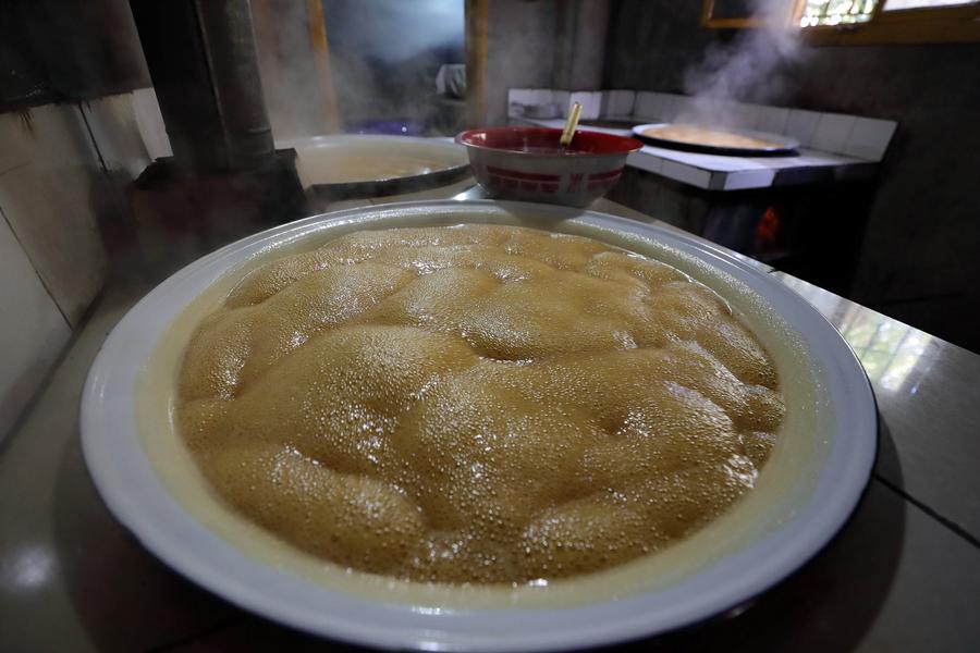 Pear syrup workshop in China's Sichuan province