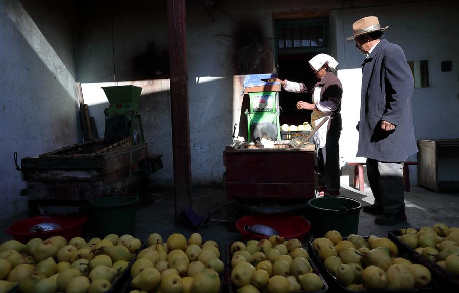 Pear syrup workshop in China's Sichuan province