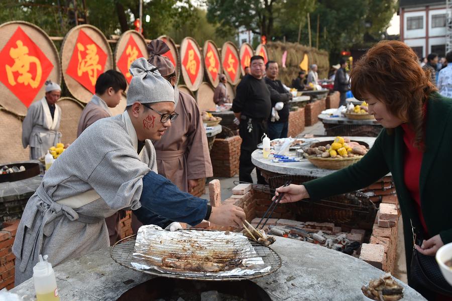 Cooks make dishes in 8th fish fair in Zhejiang