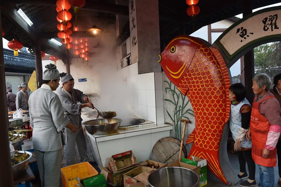 Cooks make dishes in 8th fish fair in Zhejiang