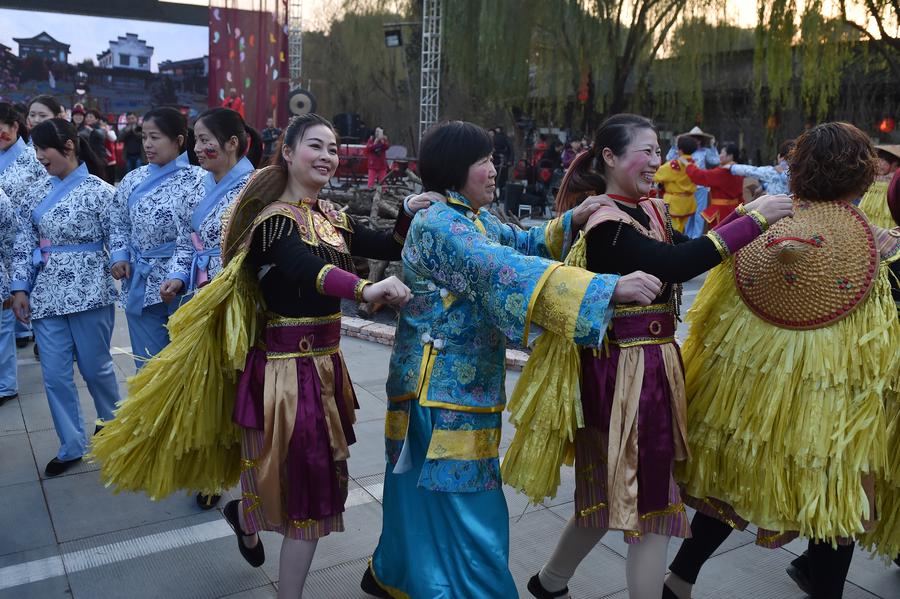 Cooks make dishes in 8th fish fair in Zhejiang