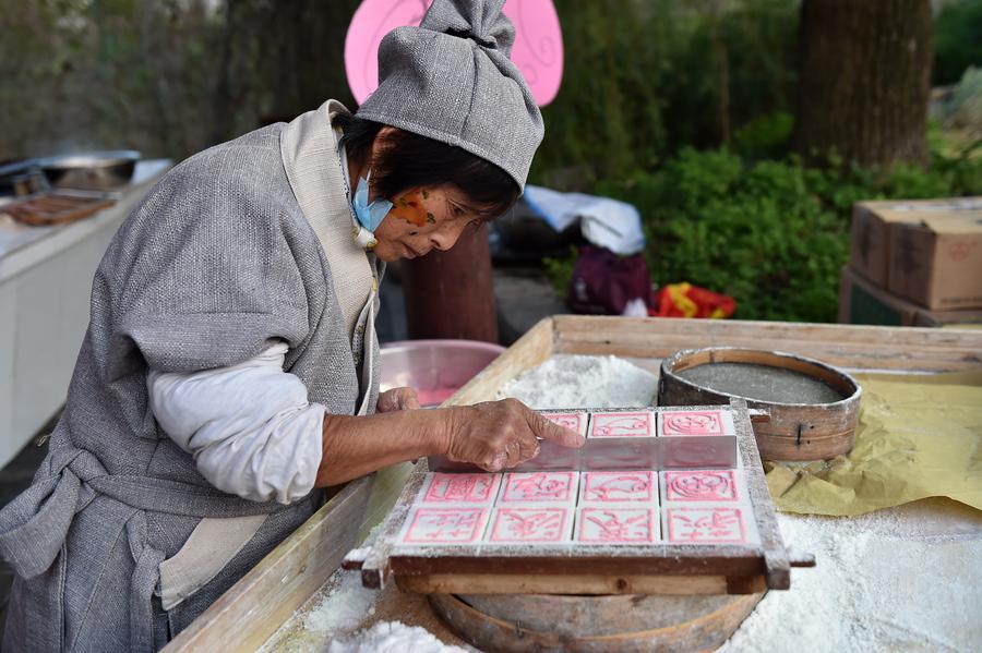 Cooks make dishes in 8th fish fair in Zhejiang