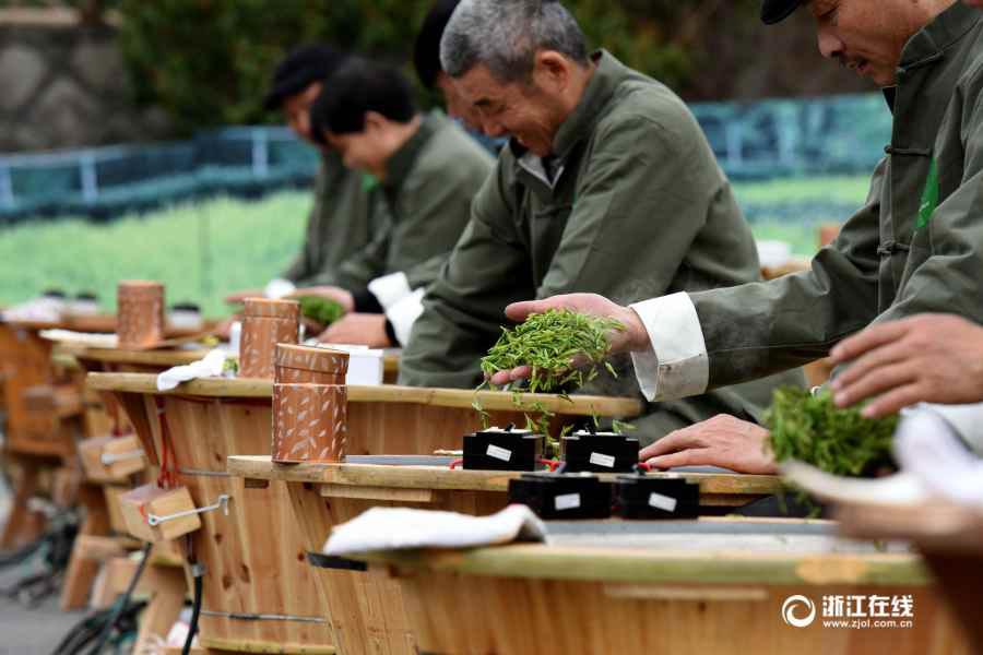 Tea-leaf frying contest held in Southeast China