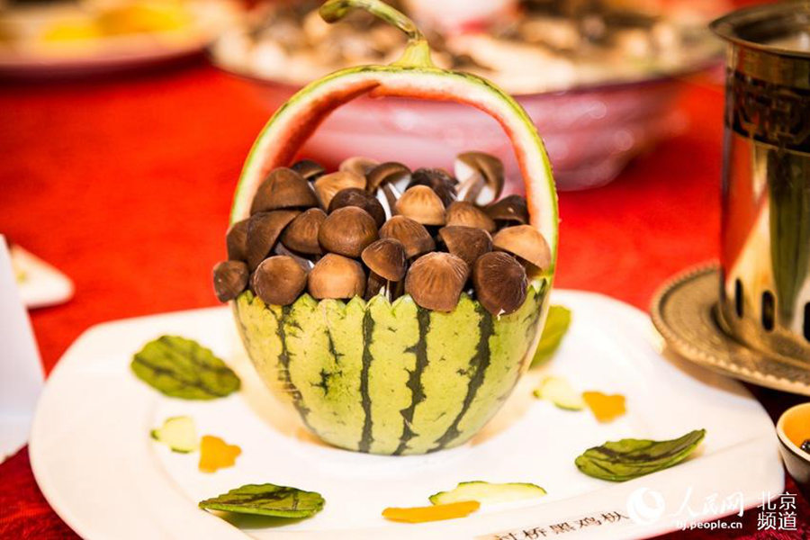 Beijing festival-goers get creative with watermelon