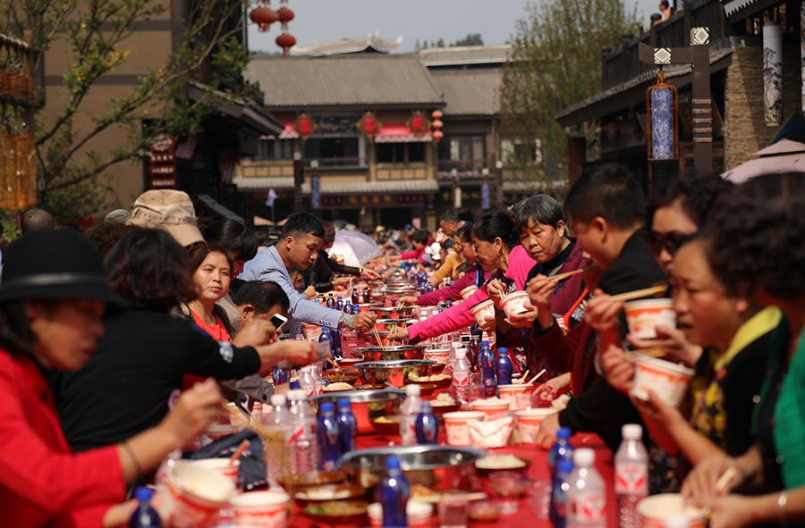 20,000 people share 2,140-meter long table banquet