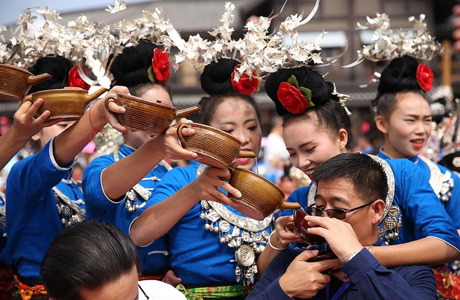 20,000 people share 2,140-meter long table banquet