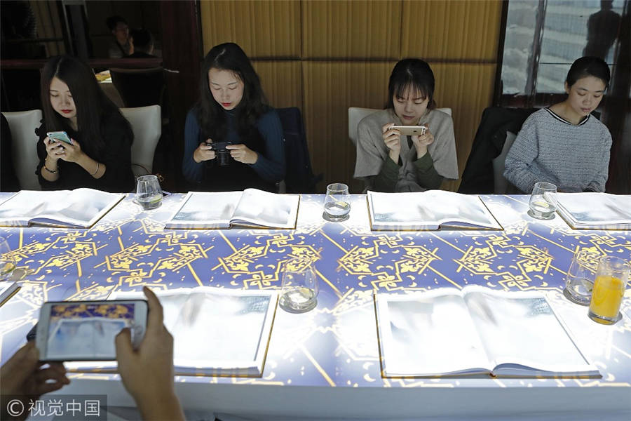 Restaurant with 3D technology opens in Shanghai