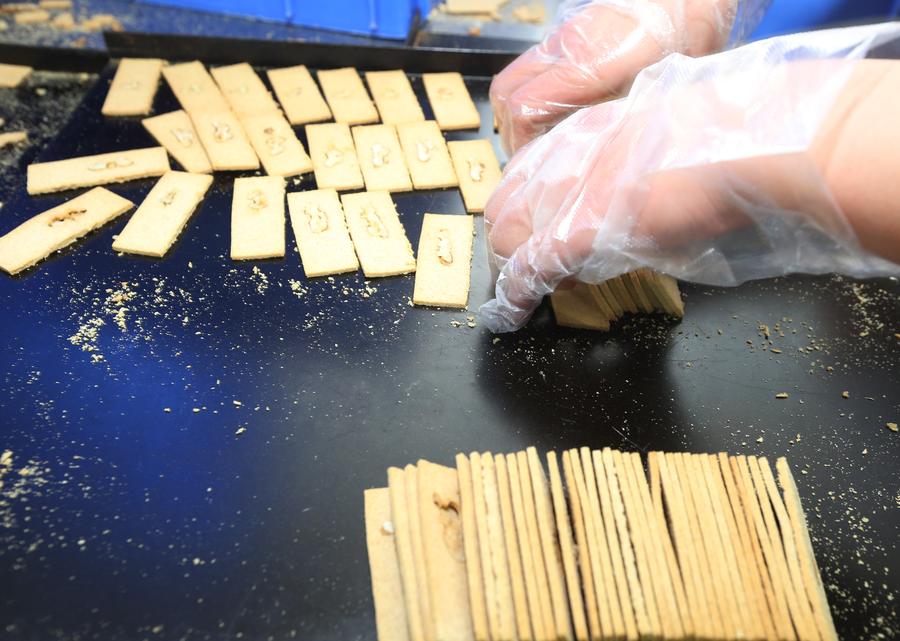 Cooks make traditional snacks in China's Jiangsu