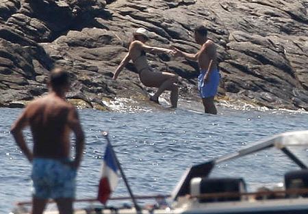 Sarkozy, wife on holiday at Cap Negre promontory