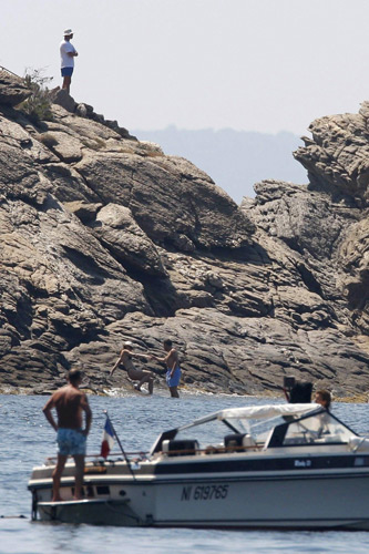 Sarkozy, wife on holiday at Cap Negre promontory