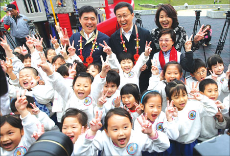 Business leaders meet visiting Shanghai mayor