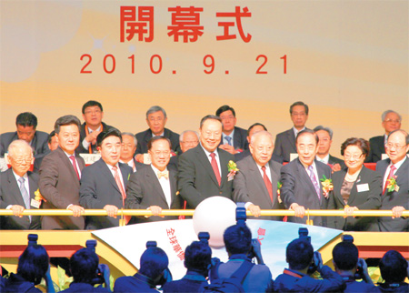 Cross-Straits ties on track of peaceful development: Du