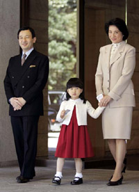 日本爱子公主长大了！家门口公开亮相