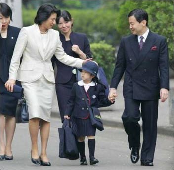 日本小公主入园 皇太子夫妇陪同