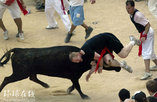 西班牙奔牛节六人受伤 其中一人终身瘫痪(多图)
