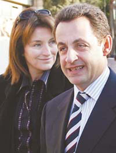 法国内政部长萨尔科奇出书大讲爱情和政治