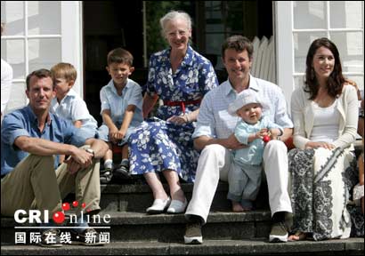 丹麦王室成员拍全家福 最小成员成为主角(组图)