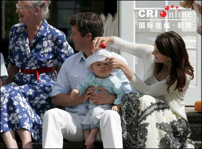 丹麦王室成员拍全家福 最小成员成为主角(组图)