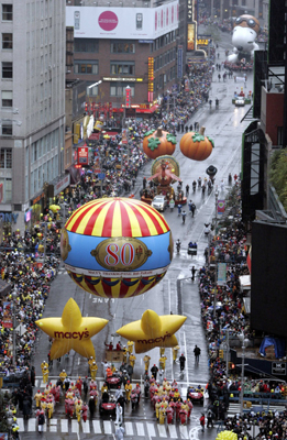 美国感恩节花车大游行 纽约人看气球风雨无阻