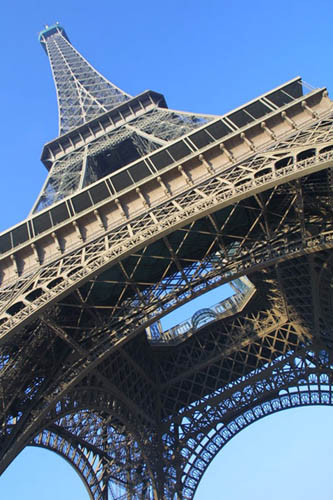 巴黎欲建新地标“灯塔” 高度超埃菲尔铁塔