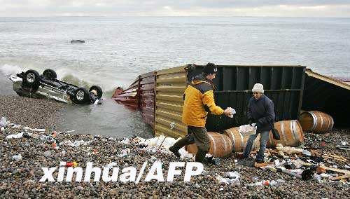 英国：货轮遇风暴搁浅 有人哄抢有人救鸟