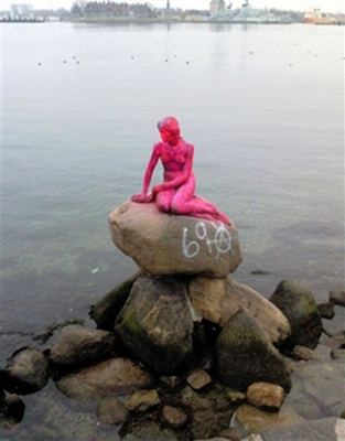 丹麦美人鱼铜像披粉色外衣 疑与骚乱有关 