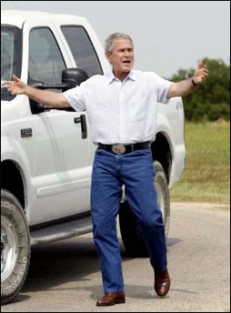 布什自己农场穿牛仔裤牛仔靴迎接北约秘书长(图)