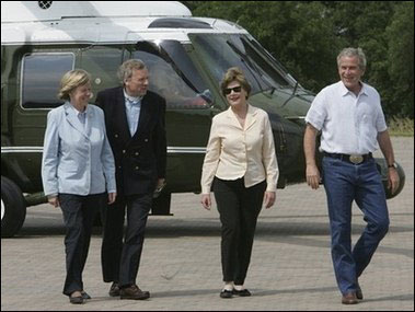 布什自己农场穿牛仔裤牛仔靴迎接北约秘书长(图)