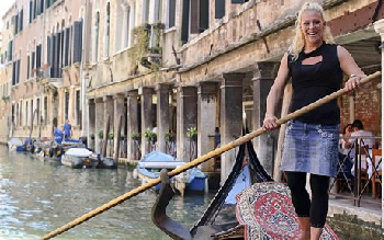 水城威尼斯迎来首个女贡多拉船夫
