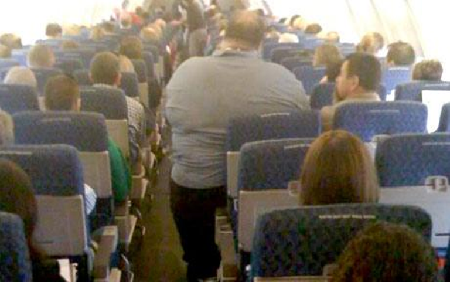 美航空公司很无奈 乘客太胖挤“爆”座位