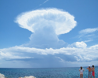 组图：罕见“飞碟云”和“蘑菇云”惊绚天空