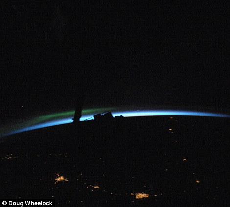 国际空间站发布地球夜景照 名城灯火赛繁星