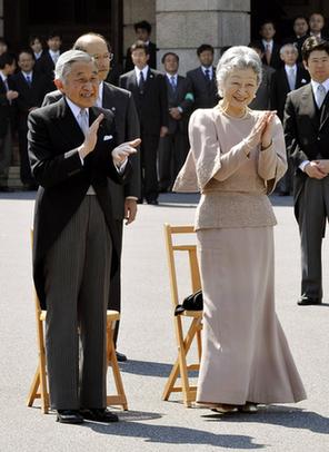 日本天皇夫妇庆祝结婚50周年 邀百对金婚老人同贺