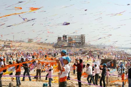 6000名加沙儿童放飞风筝 打破世界纪录