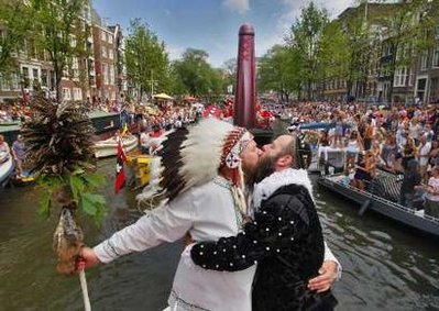 万人见证阿姆斯特丹市长为同性恋人主婚