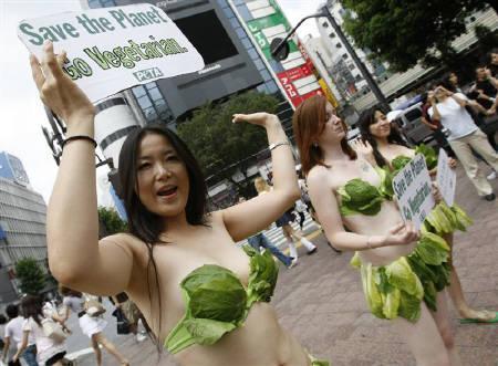 “莴苣比基尼”女郎现身东京街头