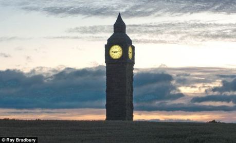 英国用稻草建“小本钟” 庆祝大本钟150岁生日