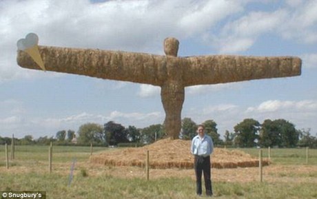 英国用稻草建“小本钟” 庆祝大本钟150岁生日