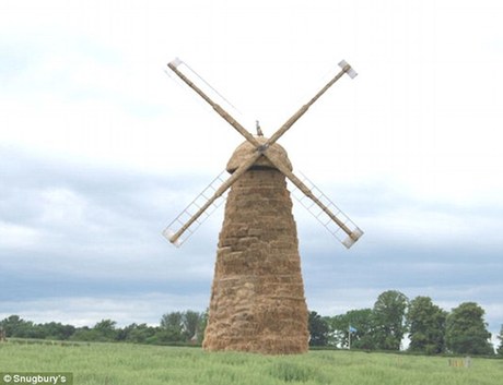 英国用稻草建“小本钟” 庆祝大本钟150岁生日