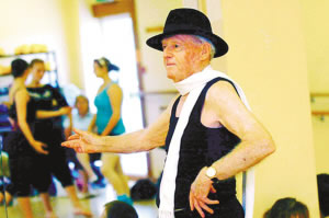 90岁二战老兵苦练芭蕾11年 终演主角