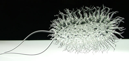 英艺术家制作玻璃雕塑展示H1NI病毒