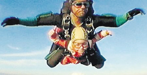 7龄童跳下2700米高空 成英国最小跳伞者