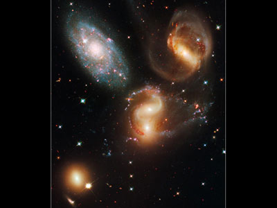 哈勃望远镜“重装上阵” 拍出惊艳宇宙照片