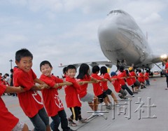 日本300名小学生与波音747飞机拔河