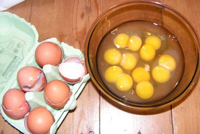 英妇女超市买6只鸡蛋全是双黄 几率为万亿分之一
